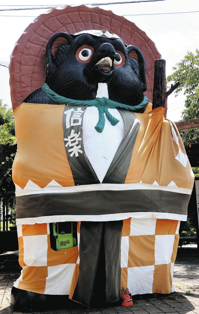信楽駅前の巨大タヌキ像、今度は夏の法被に 滋賀県甲賀市で夏祭りを
