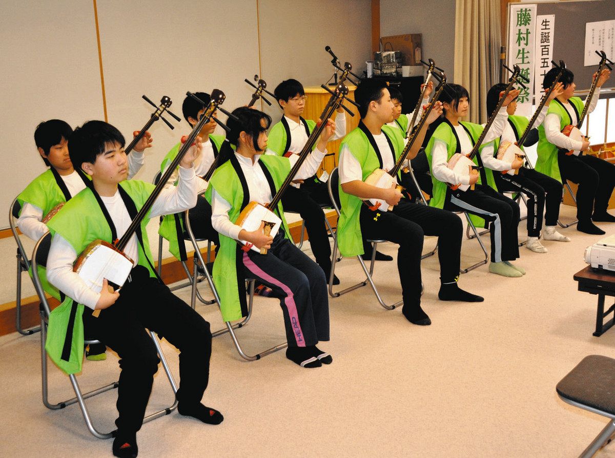 三味線を披露する児童たち＝中津川市の馬籠集会所で
