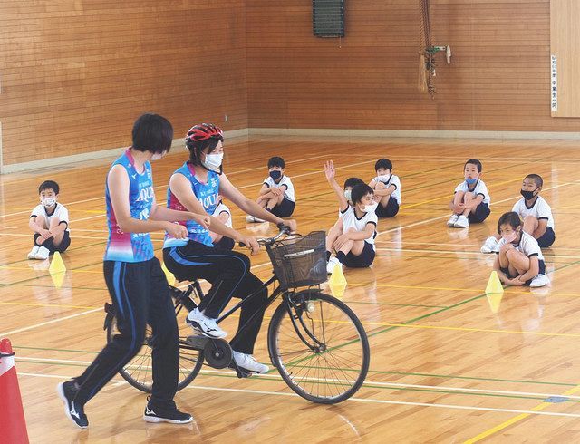 正しい自転車の乗り方指導 黒部 若栗小 フェアリーズ２選手 北陸中日新聞web