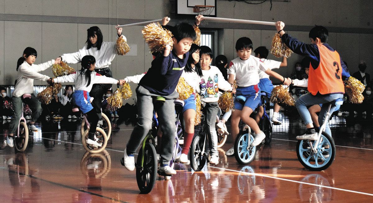 一輪車パフォーマンス 静岡・掛川市の上内田小児童120人が披露：中