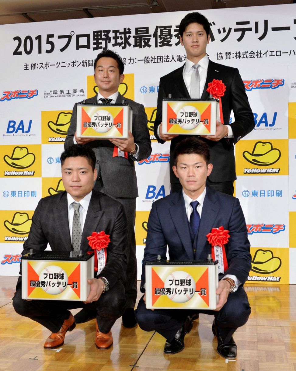 ◇最優秀バッテリーに輝いた大谷翔平と大野奨太【写真】：中日スポーツ