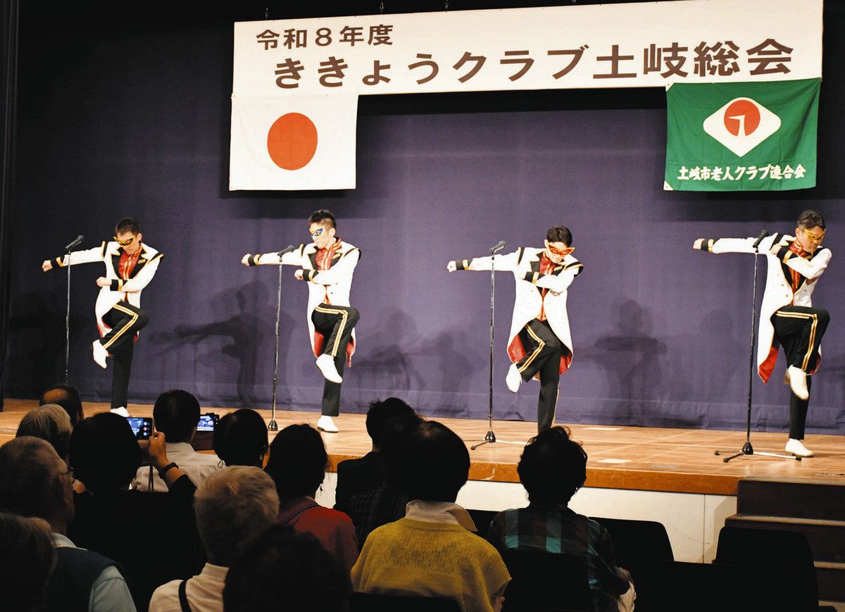 息の合ったダンスを交えながら歌う「断絶」のメンバー＝土岐市土岐津町の市文化プラザで

