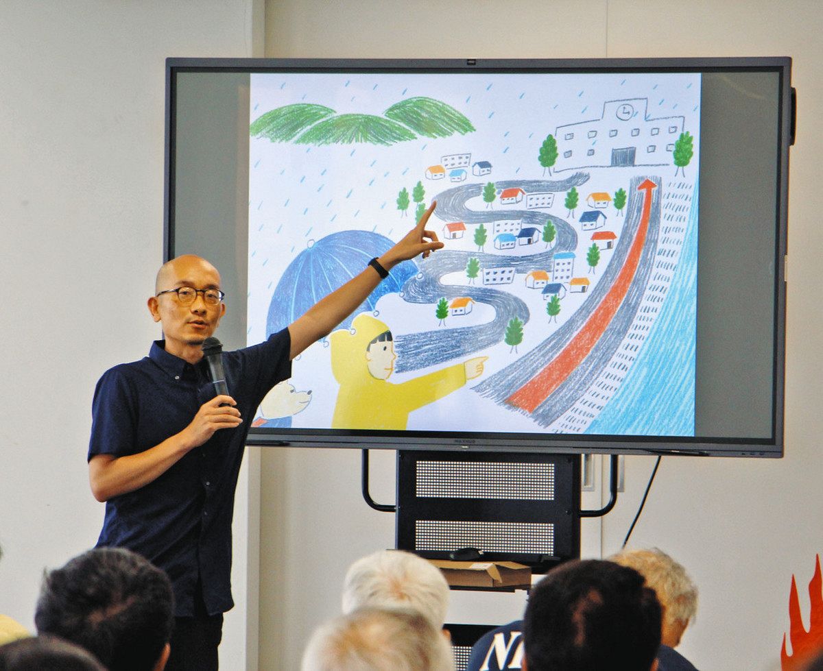 防災啓発用の紙芝居を示す小倉さん＝西尾市役所で