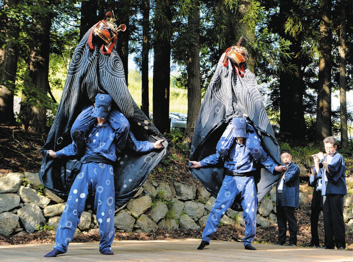 中国美術 古玩 道光年製 山水 人物 獅子紋樣春宫人物蝶々 蓋合 香合 小物入れ 新宮司祝い「数河獅子」再び 古川・白山神社で有志12人が伝統守る気概