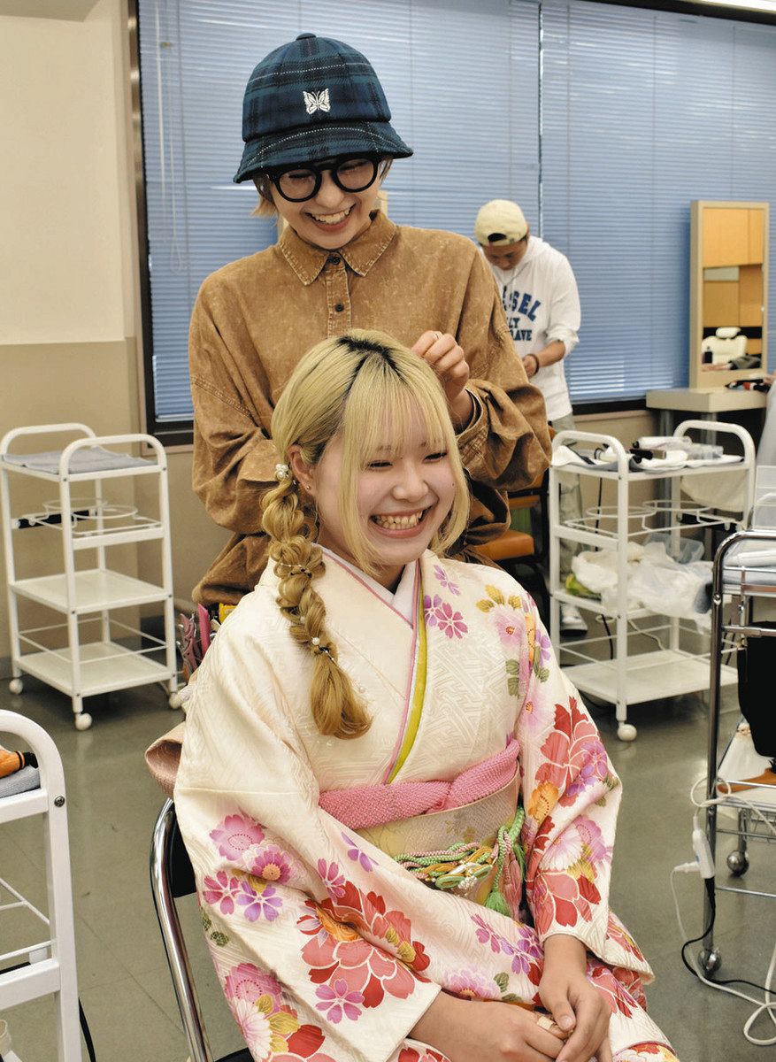先輩美容師に学ぶ大人の心得 津の専門学校で新入生による成人の集い