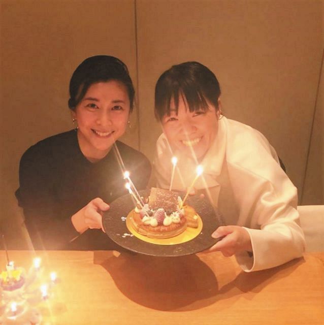 竹内結子さん（左）の昨年の誕生日前日３月３１日、祝福のバースデーケーキを手に笑顔を見せるイモトアヤコ＝イモトアヤコのインスタグラムより