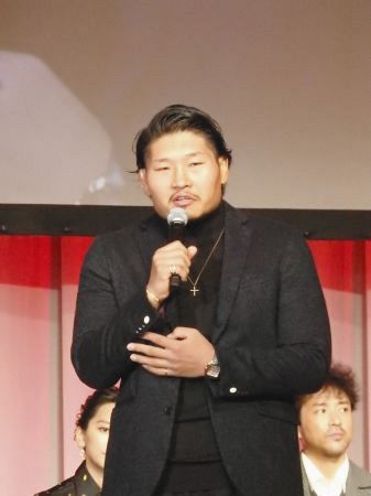 笑わない男 全部私物です ラグビー稲垣啓太 ベストドレッサー賞で見事な 黒コーデ 披露 中日スポーツ 東京中日スポーツ