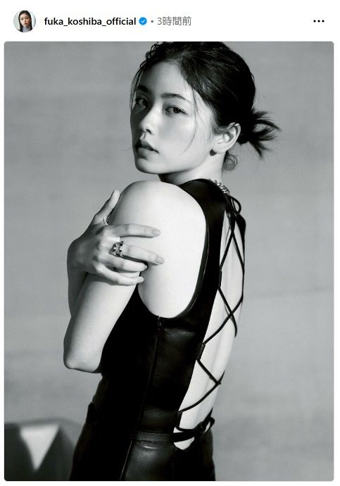 ◇小芝風花、大胆な『麗し背中モノクロ』ショット【実際の投稿】：中日