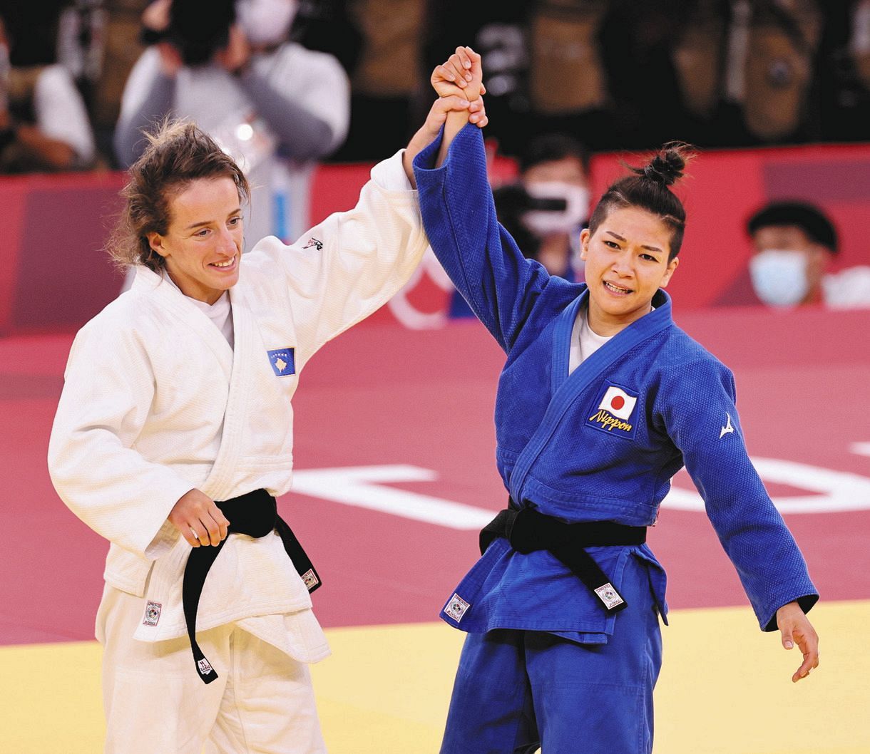 女子48キロ級決勝　金メダルを獲得したコソボのディストリア・クラスニチ（左）と健闘をたたえ合う渡名喜風南