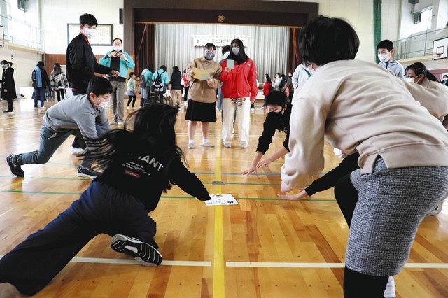 全集中で札取り かるた大会熱戦 金沢 千坂校下 少連祭 北陸中日新聞web