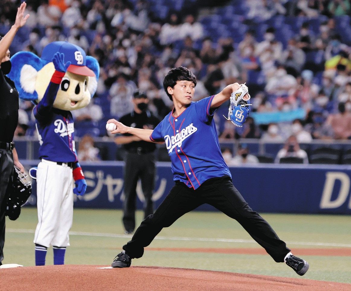 中日】東海オンエア・としみつ ノーバン112キロ始球式「大西コーチとの 中日】東海オンエア・としみつ ノーバン112キロ始球式「大西コーチとの