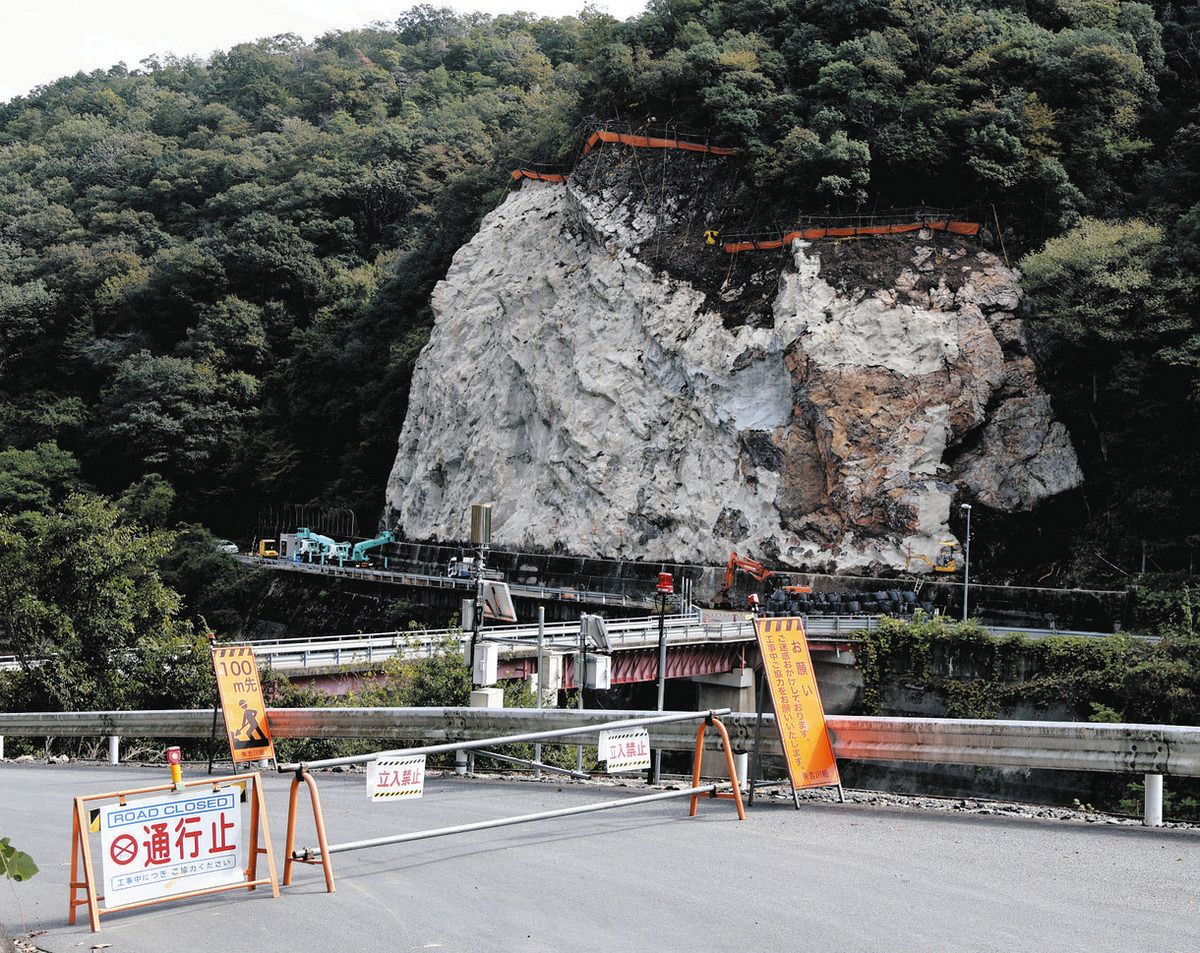 不安定な部分を撤去し、表面の清掃が終わったのり面＝多治見市月見町で（愛岐道路復旧工事協議会提供）