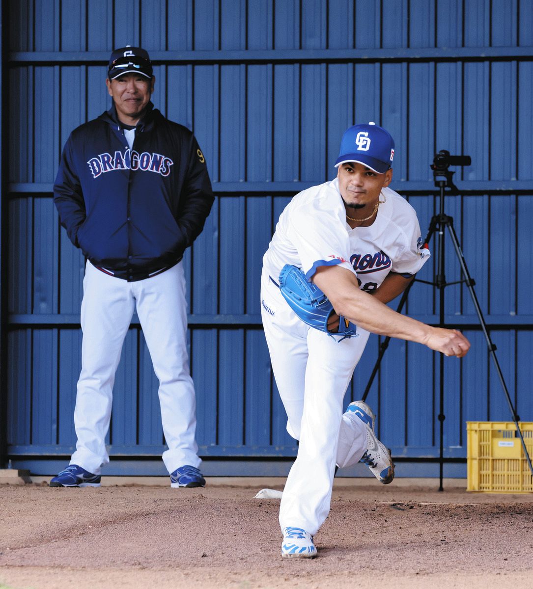 中日】新外国人アブレウ、初ブルペンで捕手座らせ35球 直球