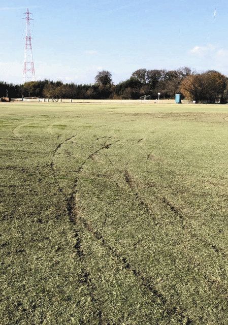 FC岐阜の練習場、荒らされる 自動車タイヤ痕、落書き：中日新聞Web