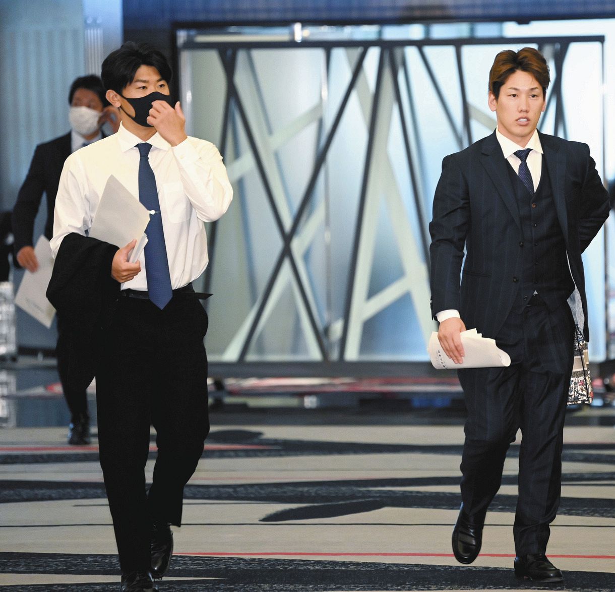 選手会理事会に出席したＤｅＮＡ・今永（左）。右はオリックス・吉田正＝大阪市内のホテルで