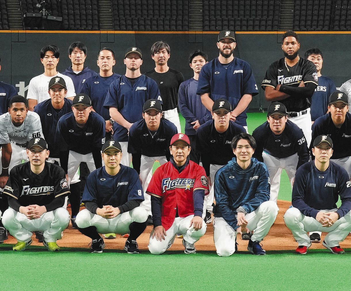 【美品】北海道日本ハムファイターズ 栗山英樹監督 ユニフォーム 刺繍 ミズノ O 日本ハム】今季の限定ユニホームはアイヌ文様がモチーフ 栗山監督