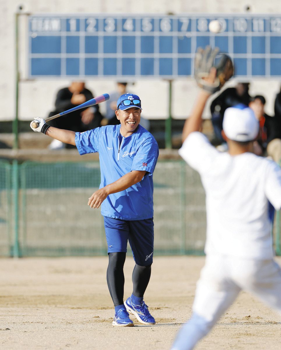 中日・井上監督、自らバット！若竜に3時間超＆1000本超ノック 「秋は
