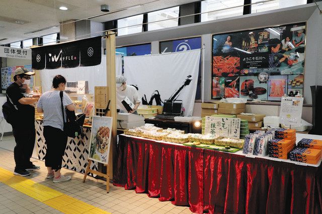 ワッフルや焼き菓子の販売に使われているチャレンジショップ＝小松空港で
