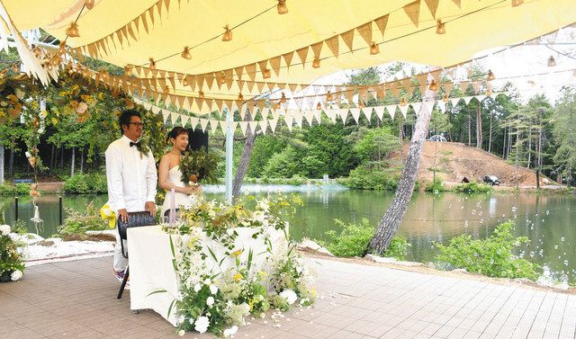 湖に囲まれた会場で式を挙げる城田さん夫妻＝下條村のおおぐて湖キャンプ場で