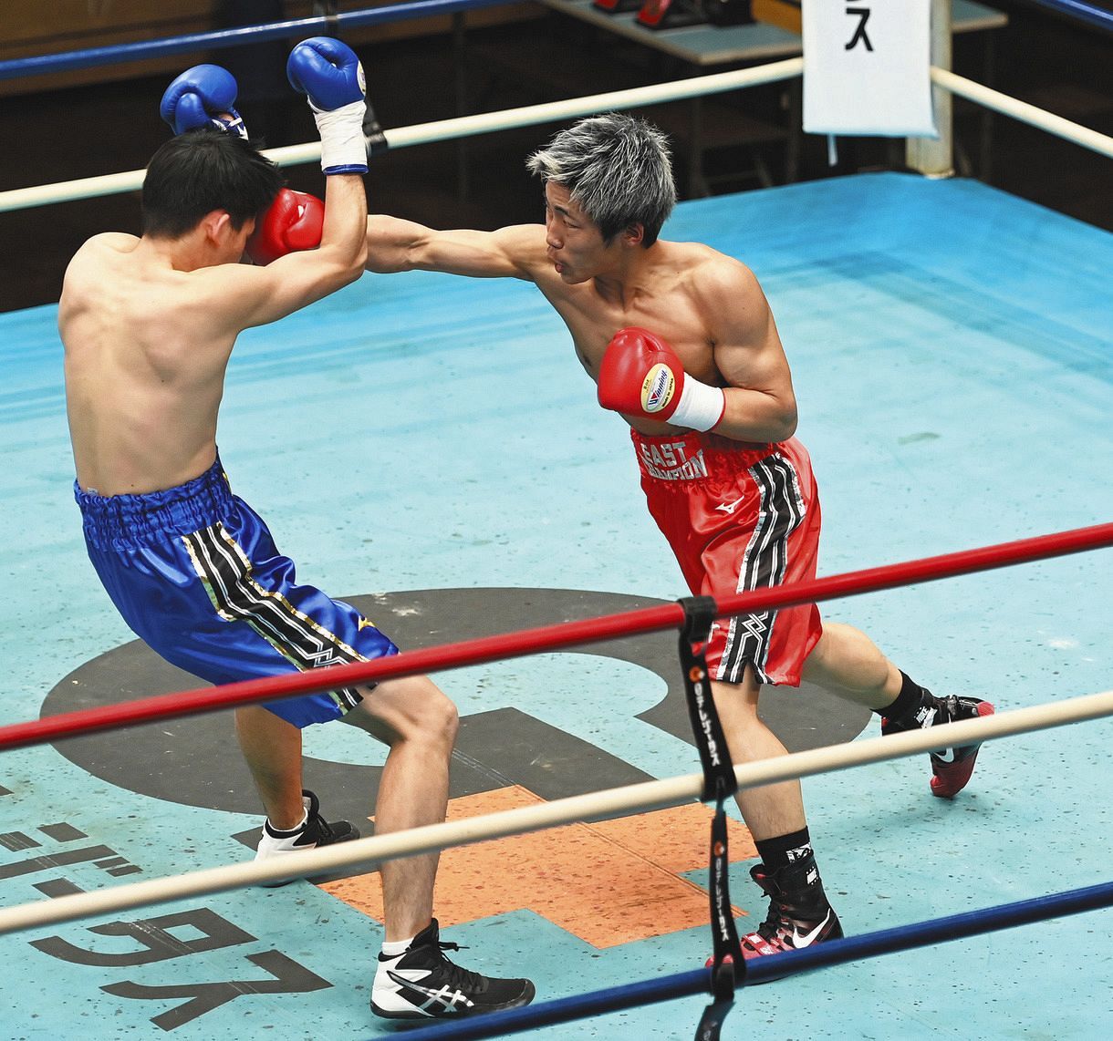 １回２分５秒の豪快ko劇で新人王 大会mvp 奈良井翼 リング上から家族に感謝も最後は照れ笑い ボクシング 中日スポーツ 東京中日スポーツ