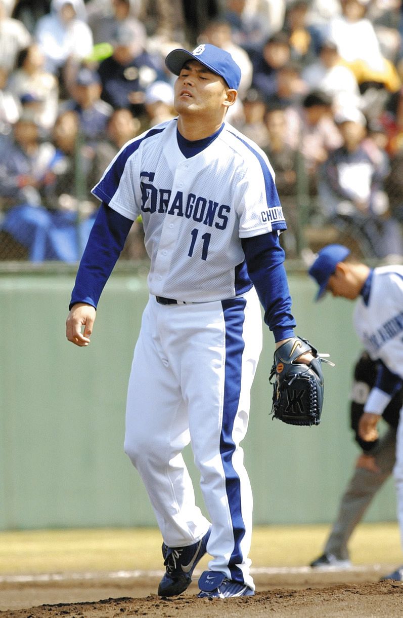 制球が定まらず、1イニング6失点で降板した川上＝04年4月25日、石川県立野球場で