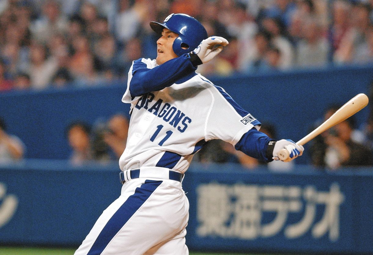 横浜戦の7回裏2死二塁、左翼スタンドへ決勝の2ランを放つ川上＝04年5月15日、ナゴヤドームで
