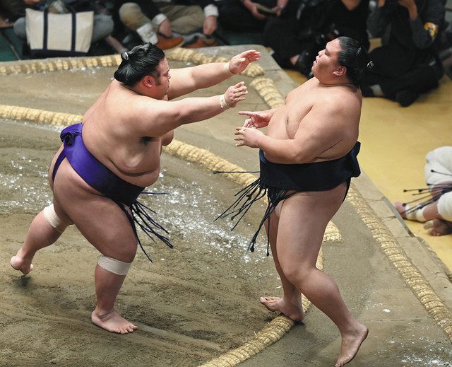 御嶽海、貴景勝に敗れ負け越し：中日新聞Web