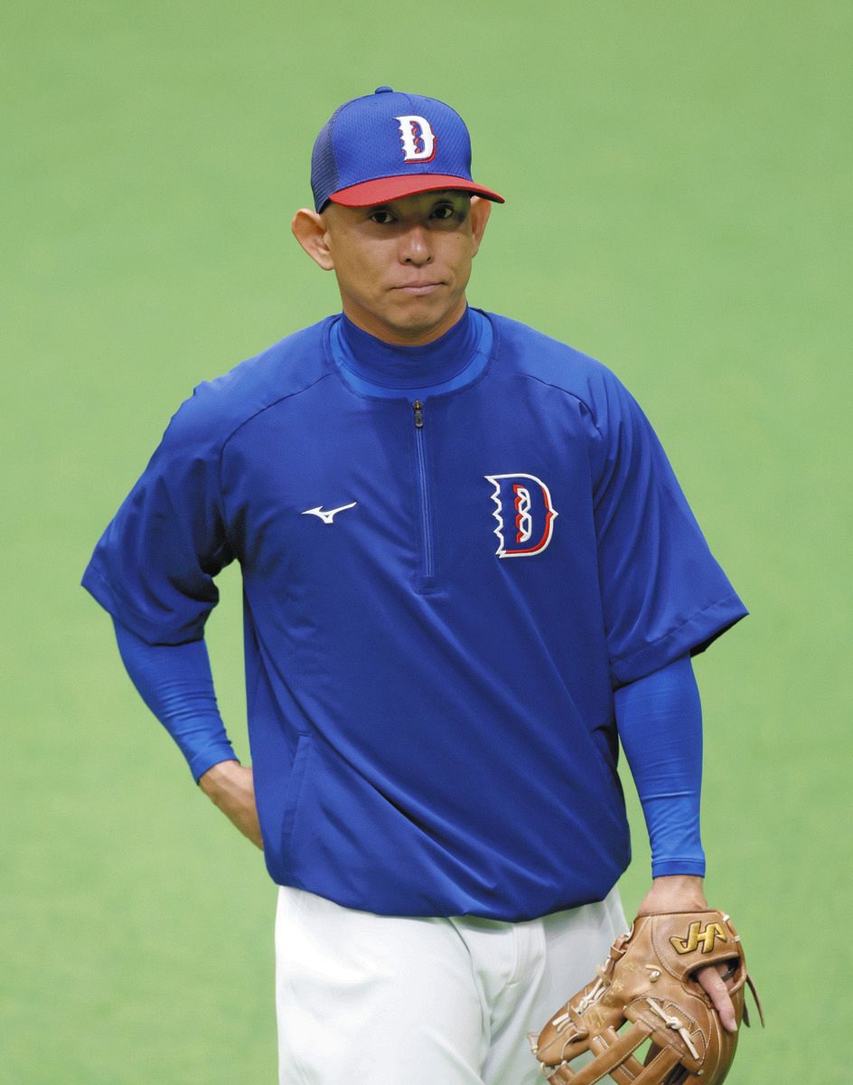 練習を見る森岡良介さん