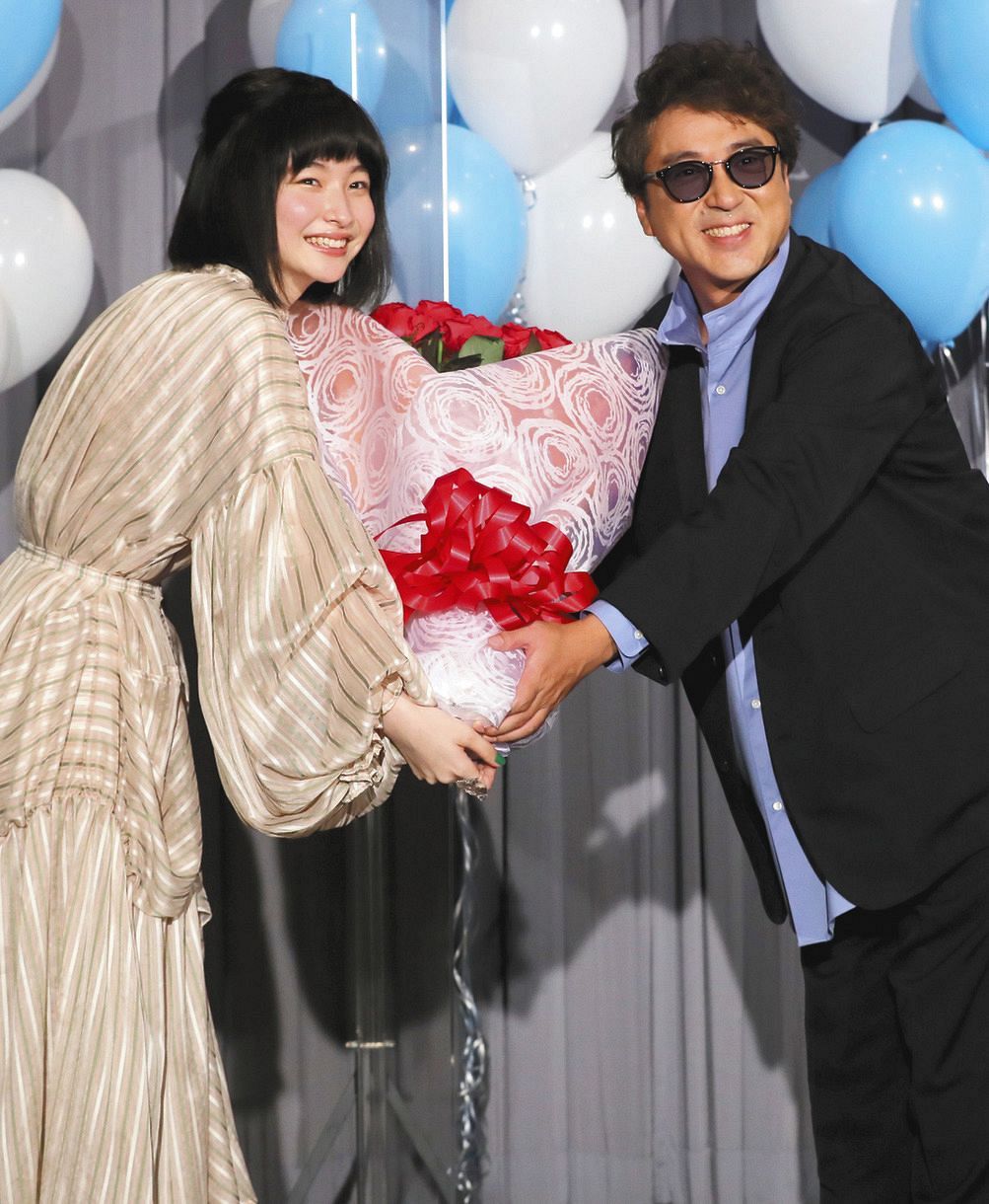 ムロツヨシ、初主演映画のイベントで“父の日”も初体験 娘役の中田乃愛