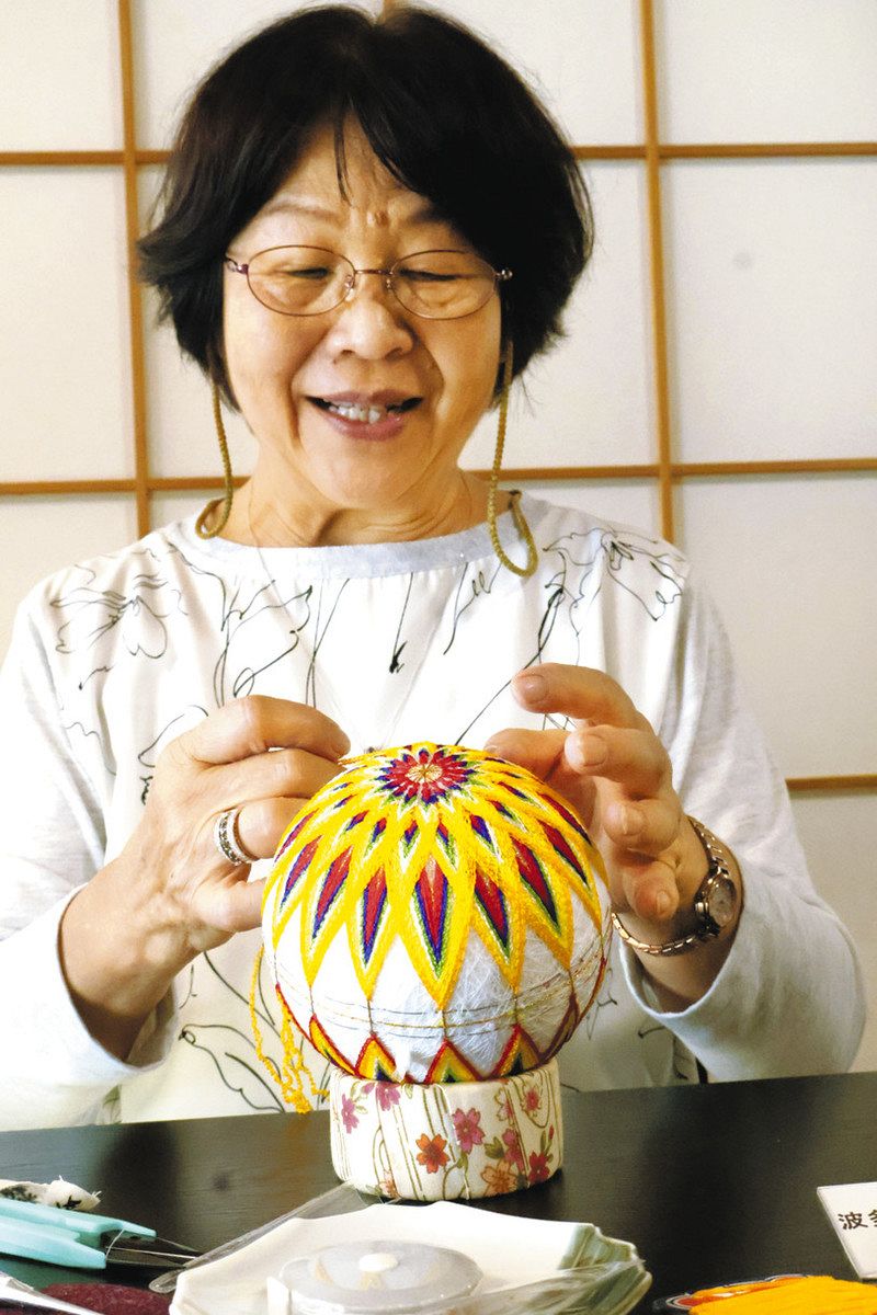 びん細工手まり、3日間かけ手作り 愛荘で体験講座：中日新聞Web