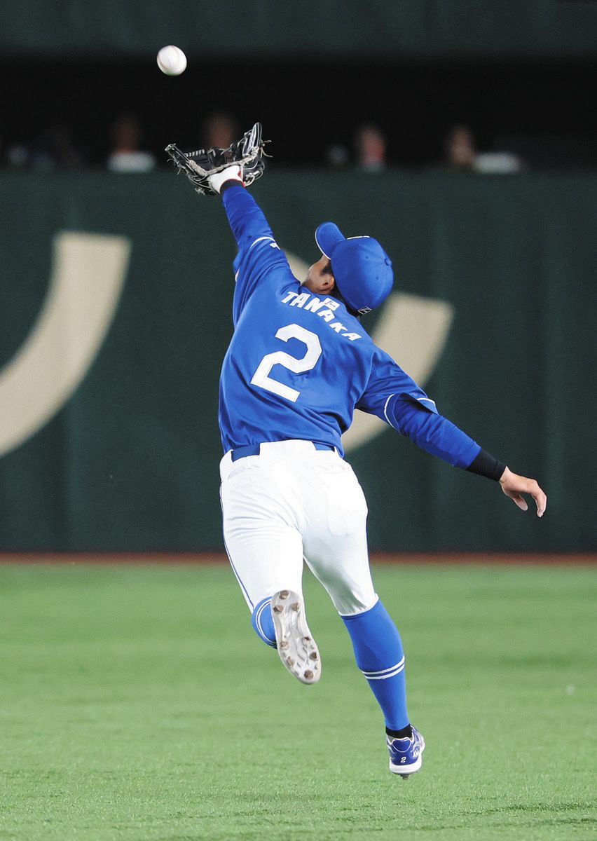 守備範囲広すぎぃ」「すご」中日・田中幹也、ルーキー金丸を助ける好守