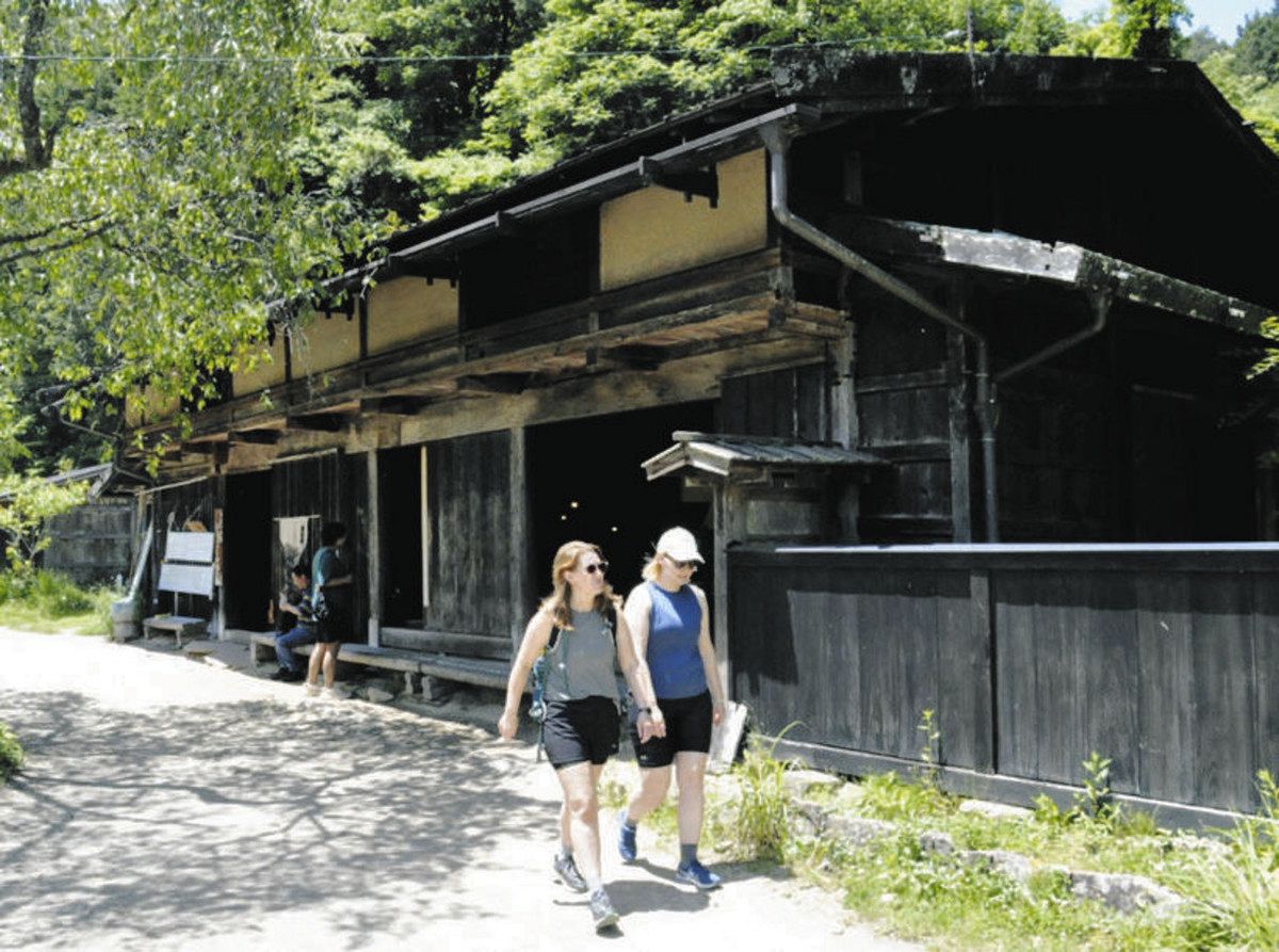 外国人のハイカーが目立つ一石栃立場茶屋＝長野県南木曽町で
