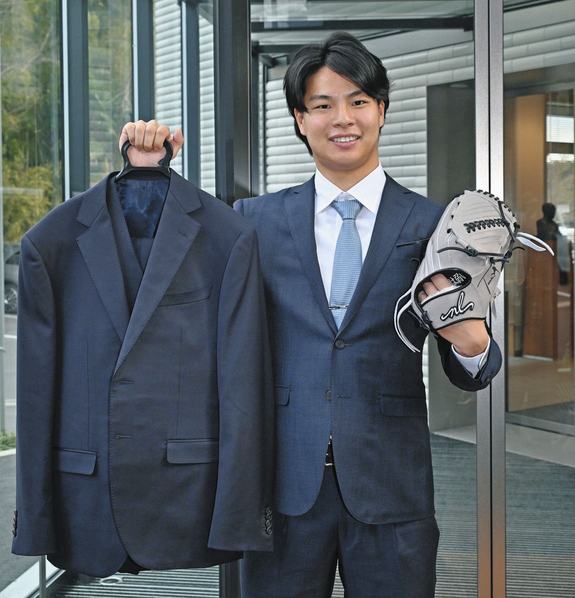 巨人ドラ2・田和廉、特注スーツを4着持参で入寮 早大ではほぼ学ラン 