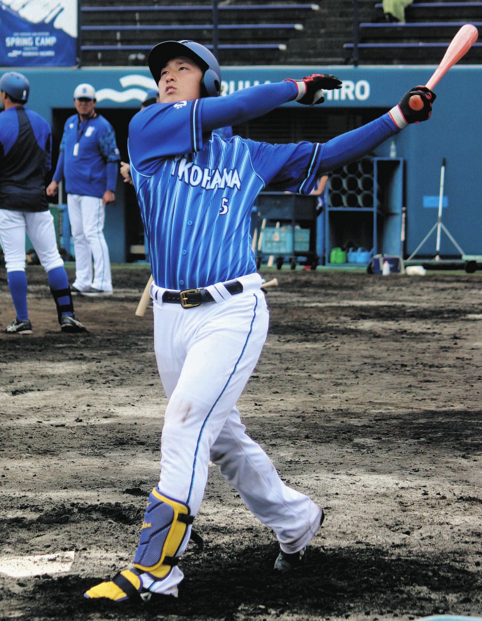 DeNA】ドラ1松尾汐恩が初シート打撃でマルチ安打デビュー 三浦監督