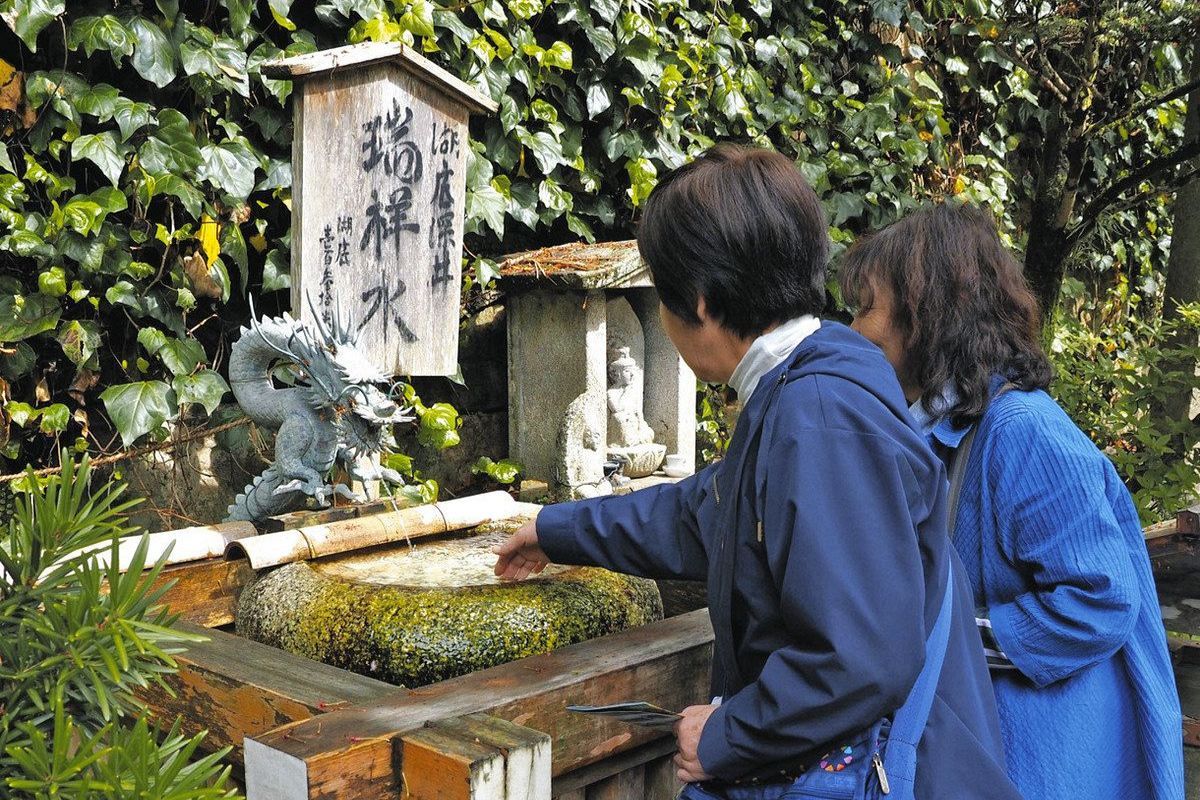 滋賀県の記者一推しスポット②竹生島の霊泉「瑞祥水」 島を救った現代