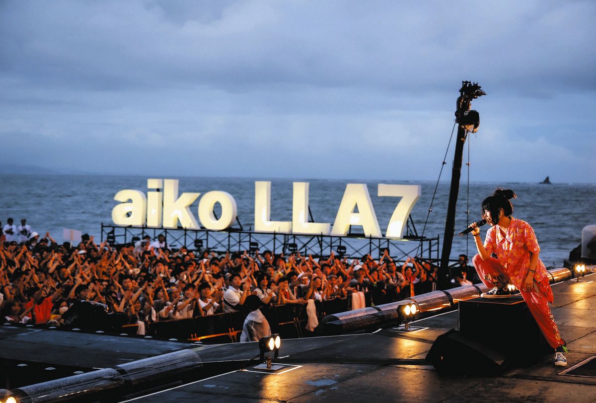 aiko、降り出した雨にずぶぬれもファン沸かす熱唱 6年ぶり夏の野外