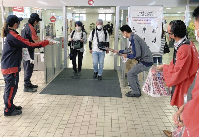性的少数者 バッジで理解 プライドパレード 小松空港で配布 北陸中日新聞web