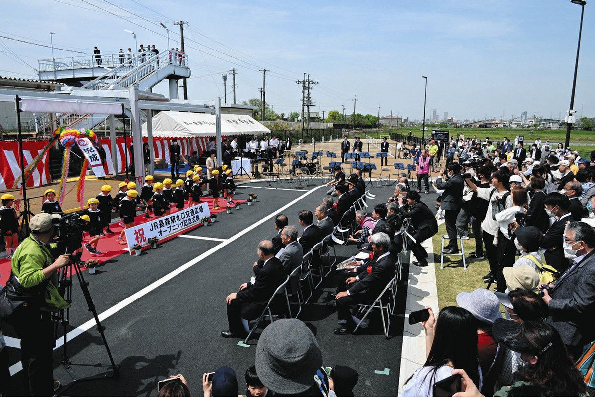 JR長森駅前で開かれた記念式典。奥には駐輪場が広がる＝岐阜市蔵前のJR長森駅北口交通広場で