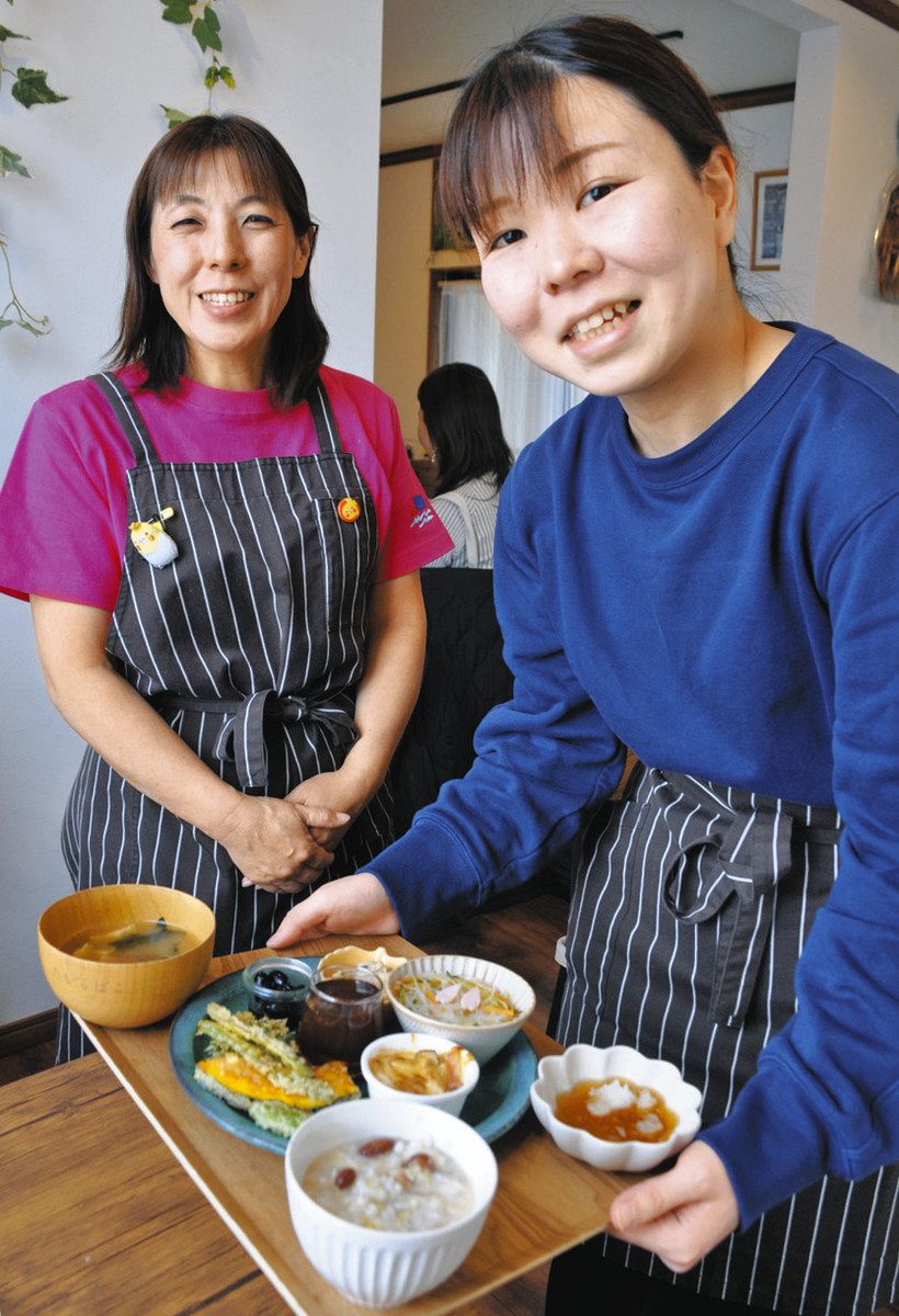 「ごはん屋　たからばこ」の開店を準備する吉田さん（左）と一緒に働く江口さん＝中津川市で