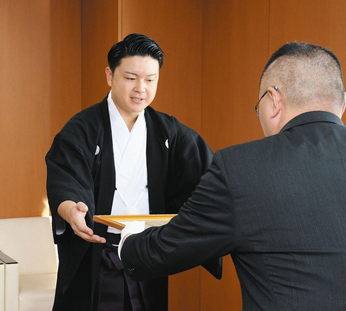 千代保稲荷に紺綬褒章 学校図書購入費など1000万円の寄付続ける：中日