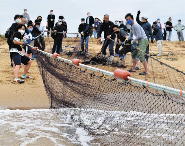 力合わせて伝統の「地引き網漁」体験 四日市・磯津養浜海岸で小学生ら