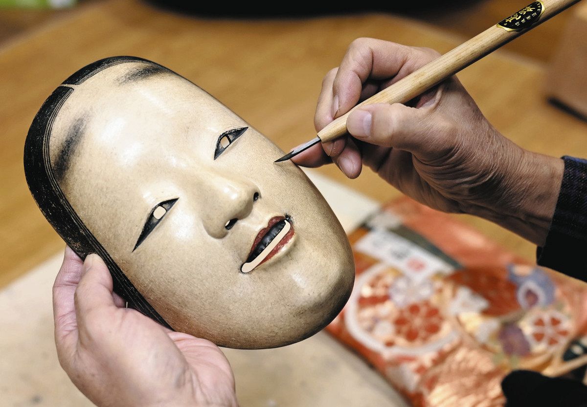 国立能楽堂「宝生宗家展」 伝来の古面を修復 金沢の能面師・後藤祐自
