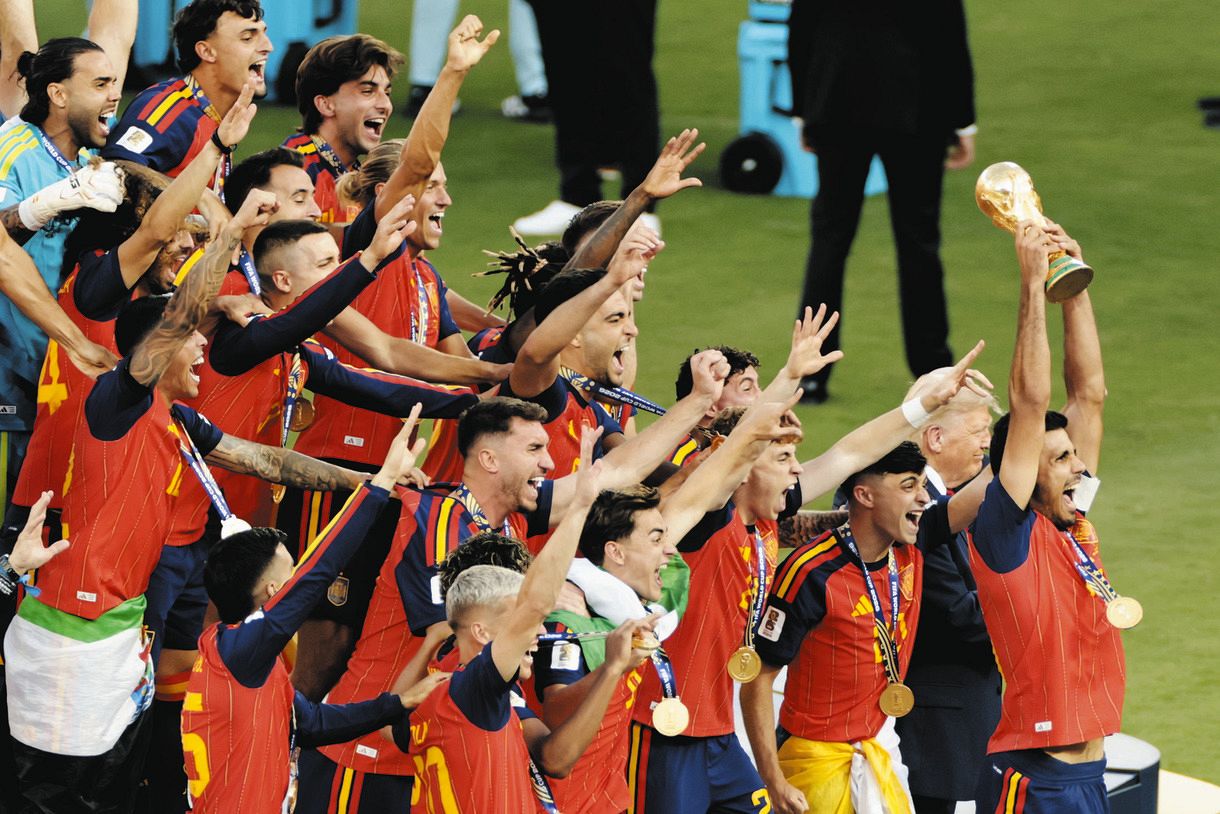 なんで素足？」W杯優勝のスペイン代表選手の妻、ピッチでの“裸足姿”に