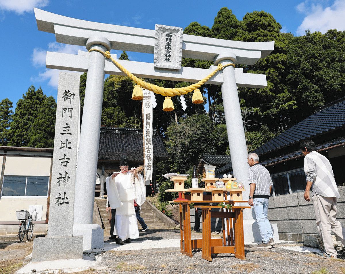 能登半島地震で損壊の鳥居再建、氏子ら祝う 穴水町・御門主比古神社で