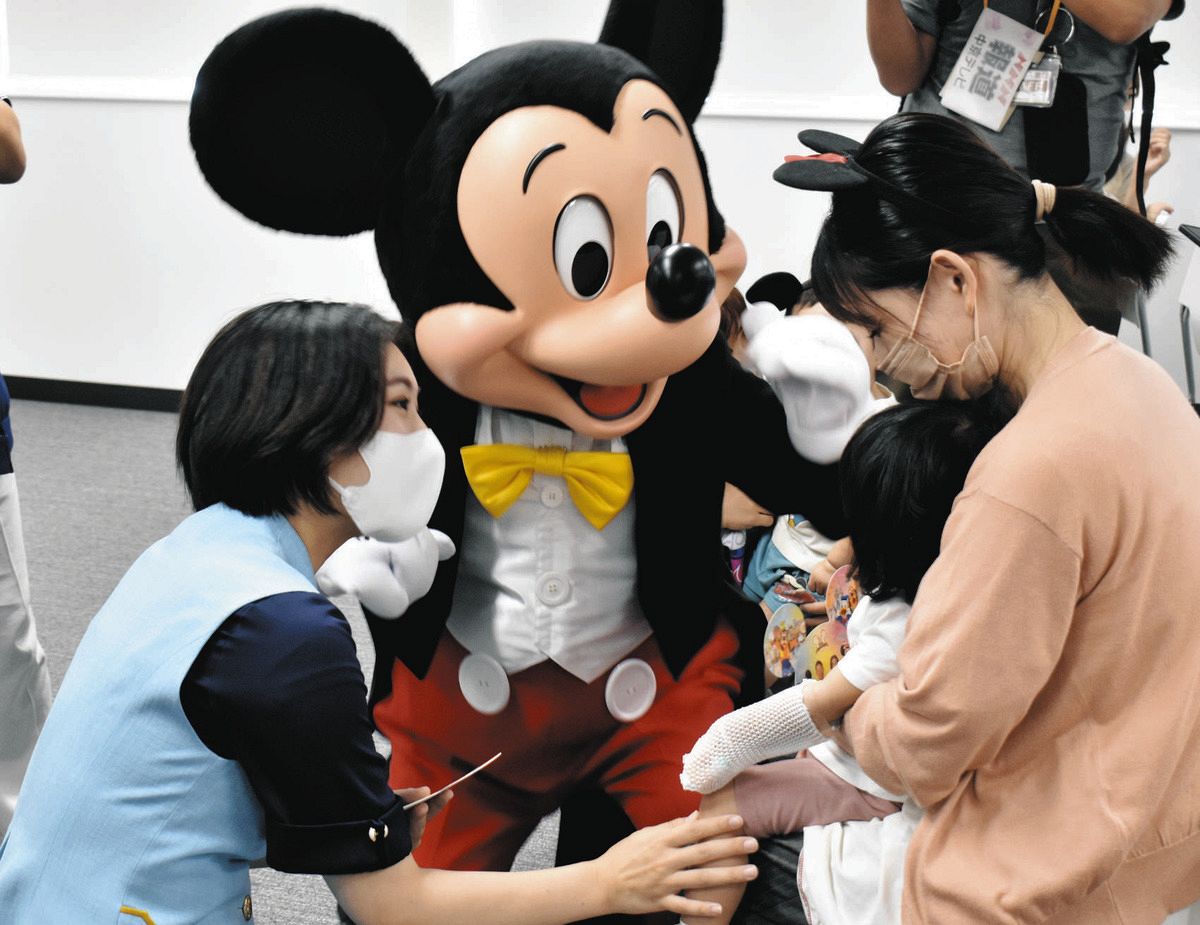 夢の国からサプライズ、藤田医科大病院に「すてきな仲間たち」 ダンス