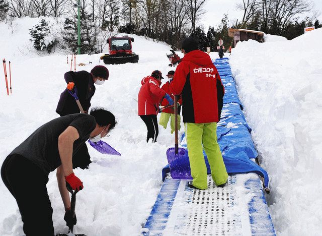 動く歩道 にぎわい運ぶ 大雪で埋まるも再開 子どもら楽しむ 北陸中日新聞web