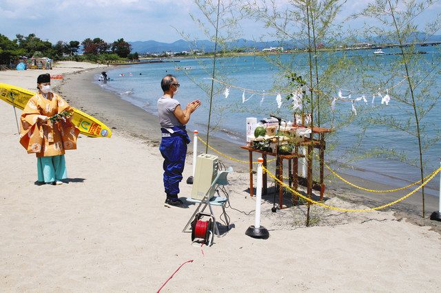シーズン中の安全を祈る関係者＝湖西市新居町の新居弁天海水浴場で 