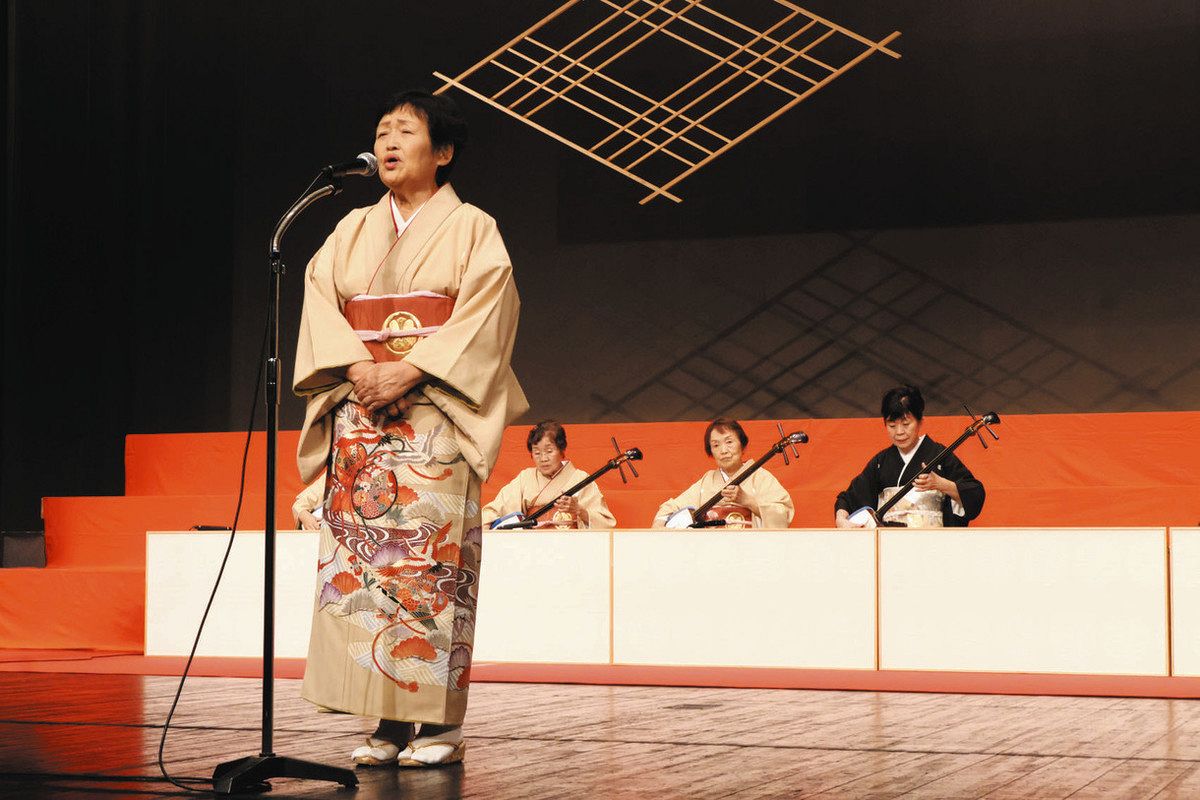 三味線に合わせ力強い歌声 津で県民謡民舞大会：中日新聞Web