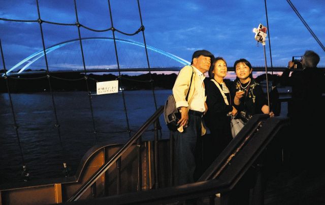 夜の英虞湾 遊覧船で巡る　志摩市、参加者65人が花火など楽しむ