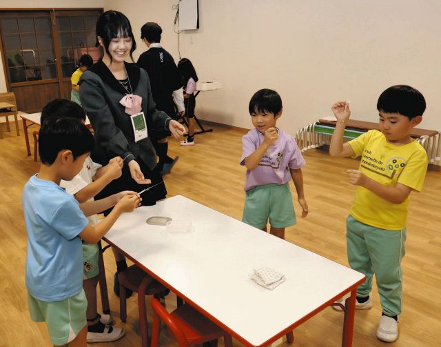 繭をビヨ～ン、園児ら歓声　豊明・沓掛けやき保育園で杜若高生がカイコのワークショップ